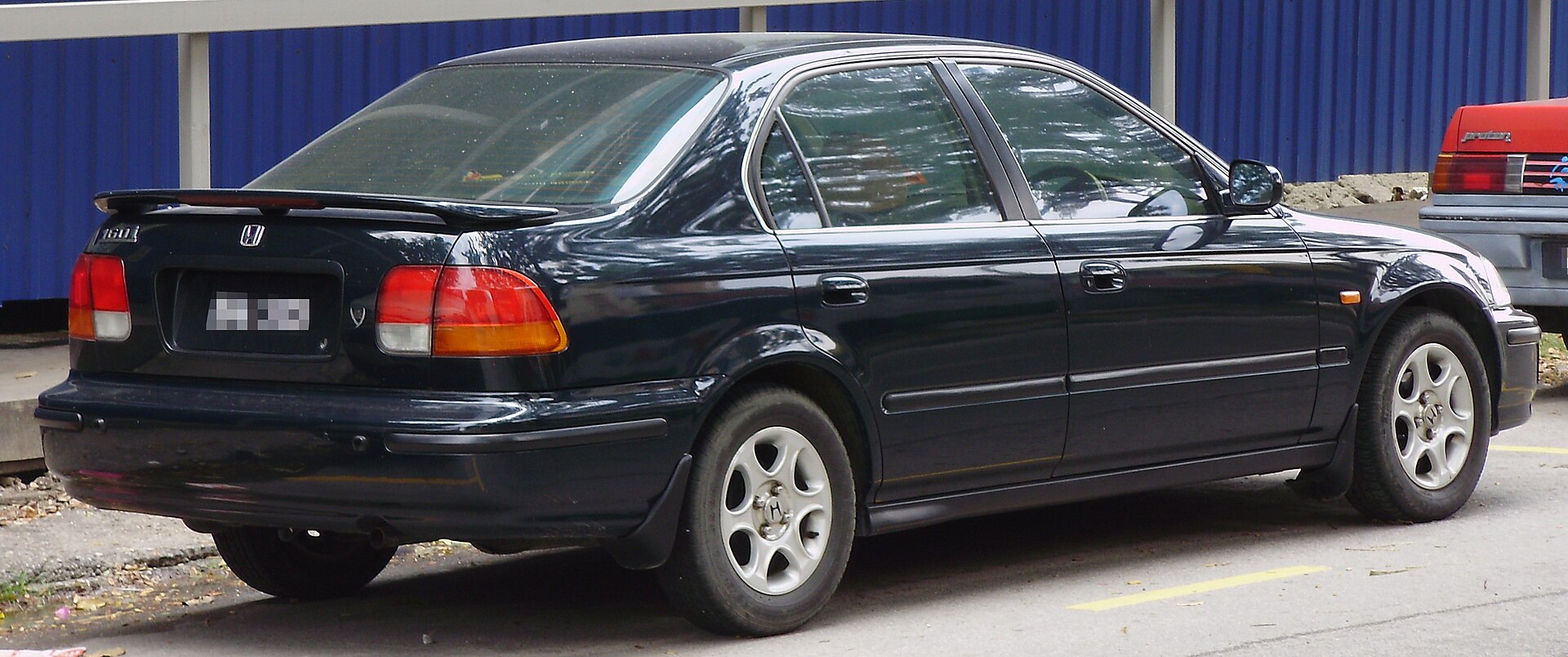Altıncı nesil Honda Civic sedan arka çapraz görünüm