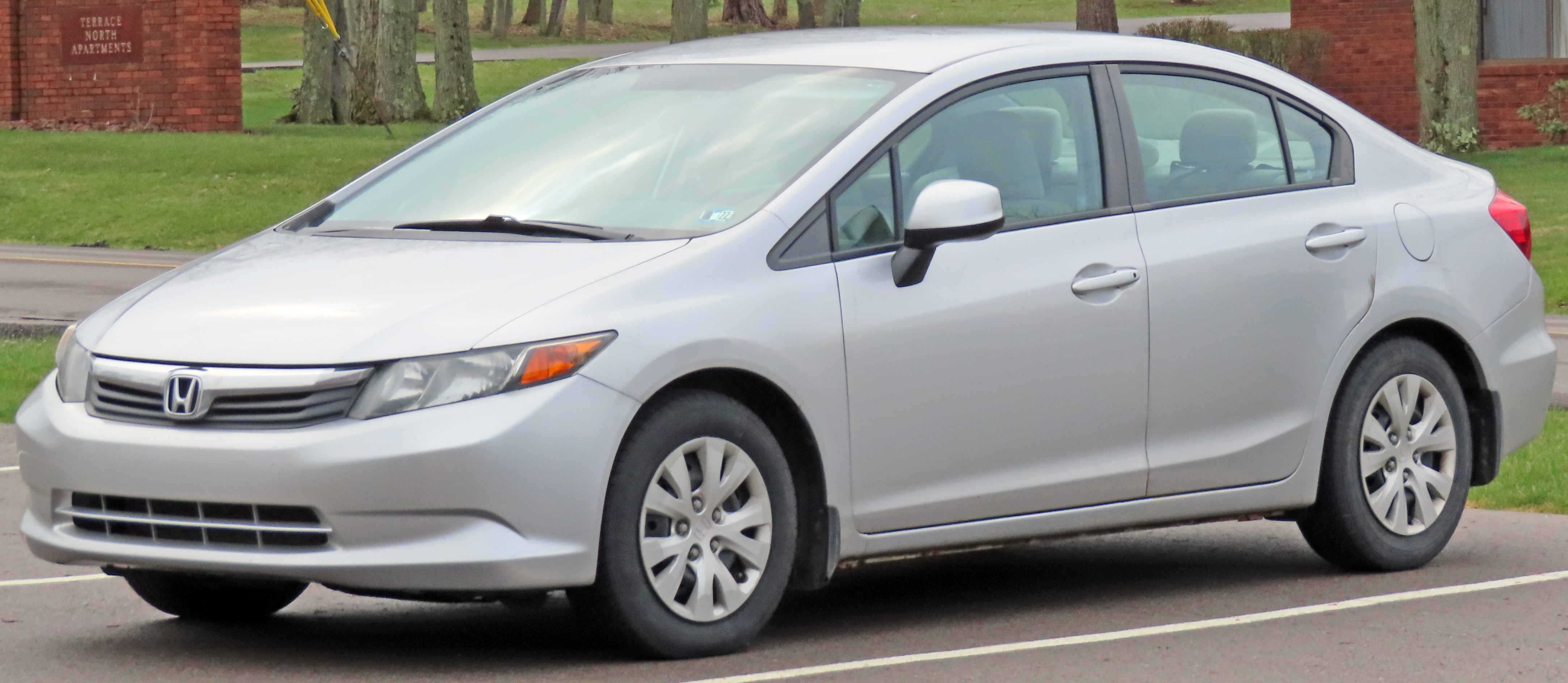 Honda Civic FB7 Alım Rehberi: LPG, Subap Ayarı ve Otomatik: dış görünüm ve gövde ayrıntısı 3