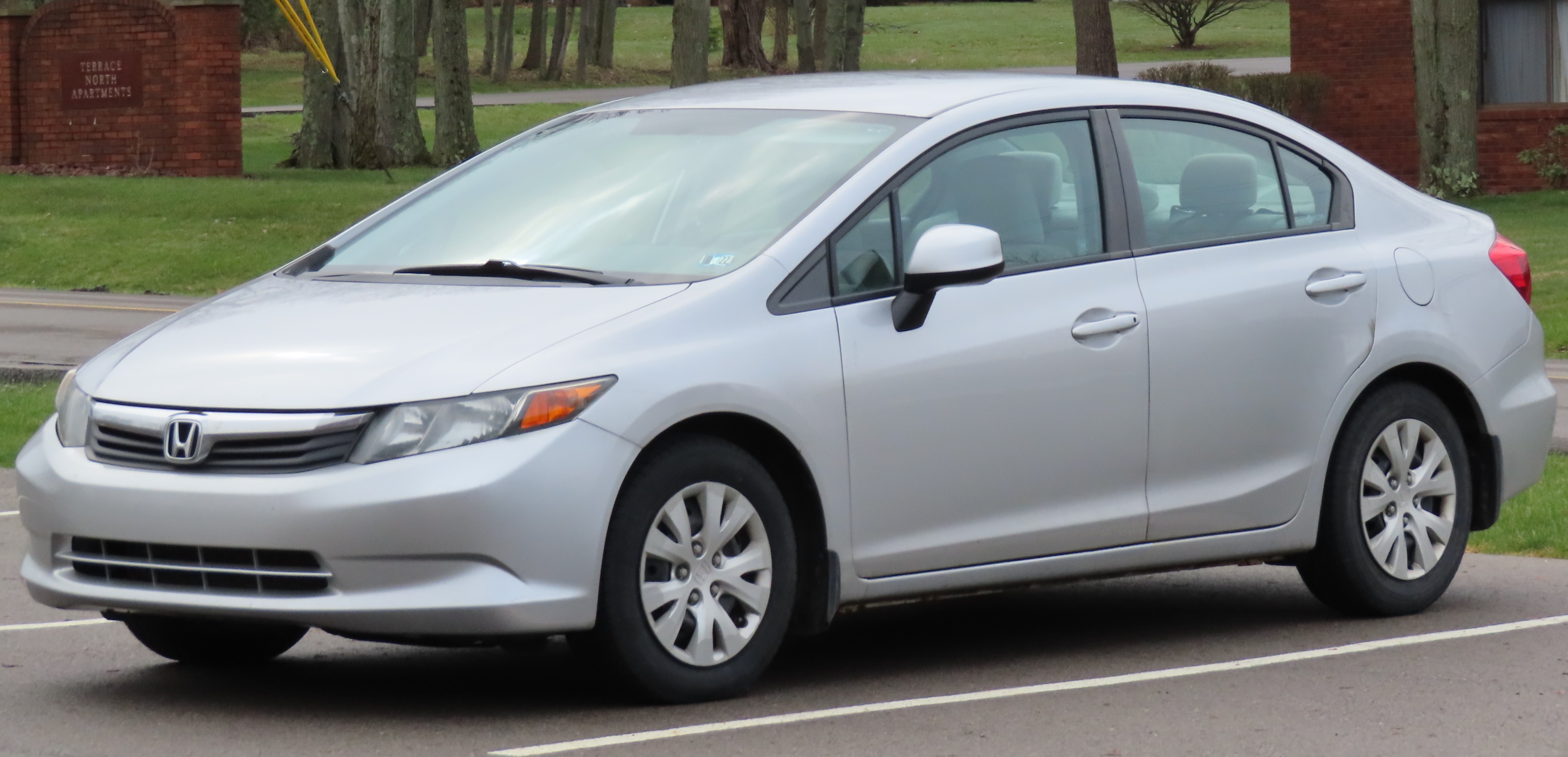 Honda Civic FB7 Alım Rehberi: LPG, Subap Ayarı ve Otomatik: dış görünüm ve gövde ayrıntısı 4