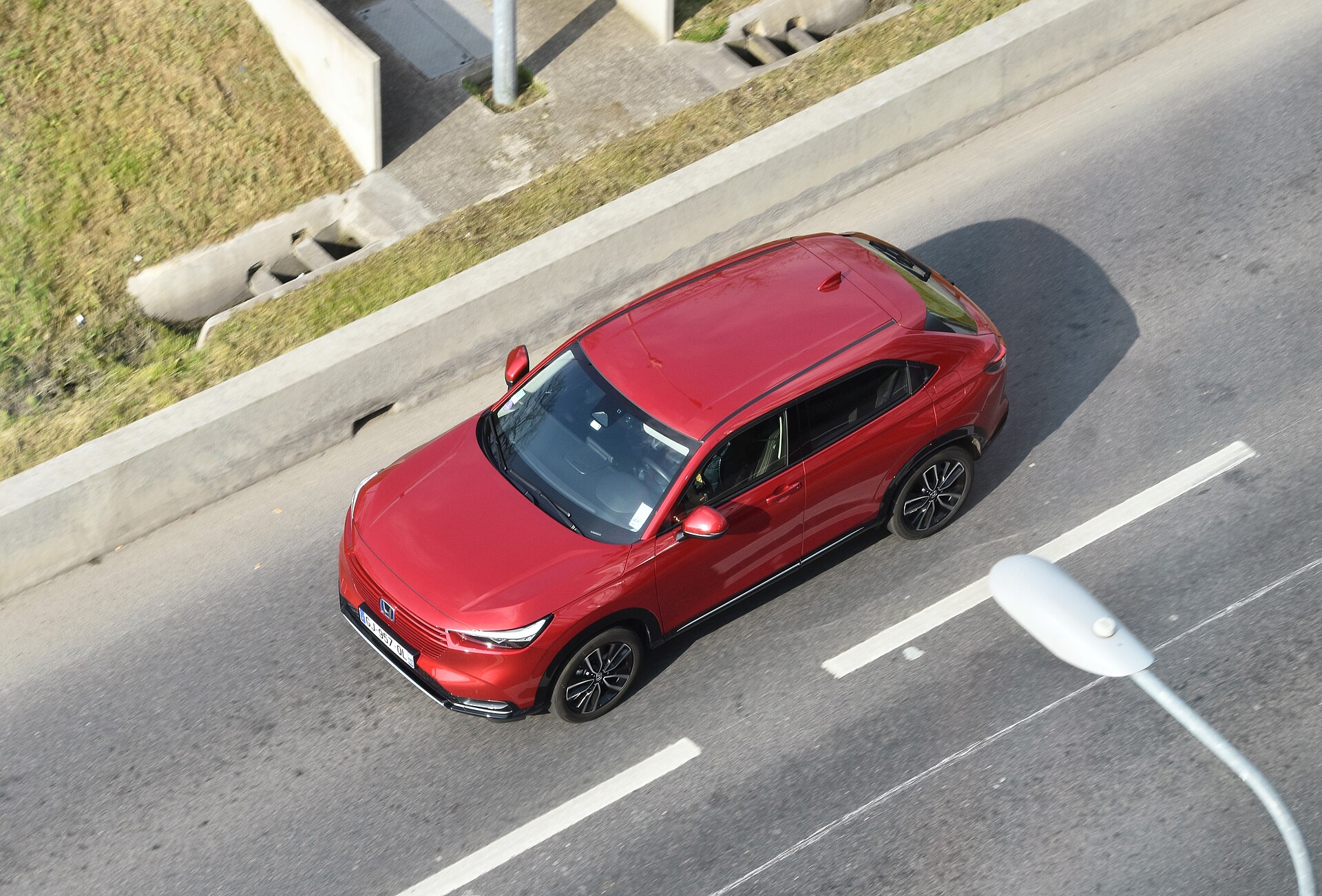 Üçüncü nesil Honda HR-V’nin arka gövdesi ve yüksek açıdan tavan oranları