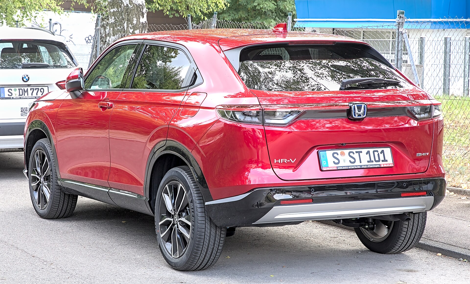 Honda HR-V e:HEV’nin arkadan ve yandan görünümü