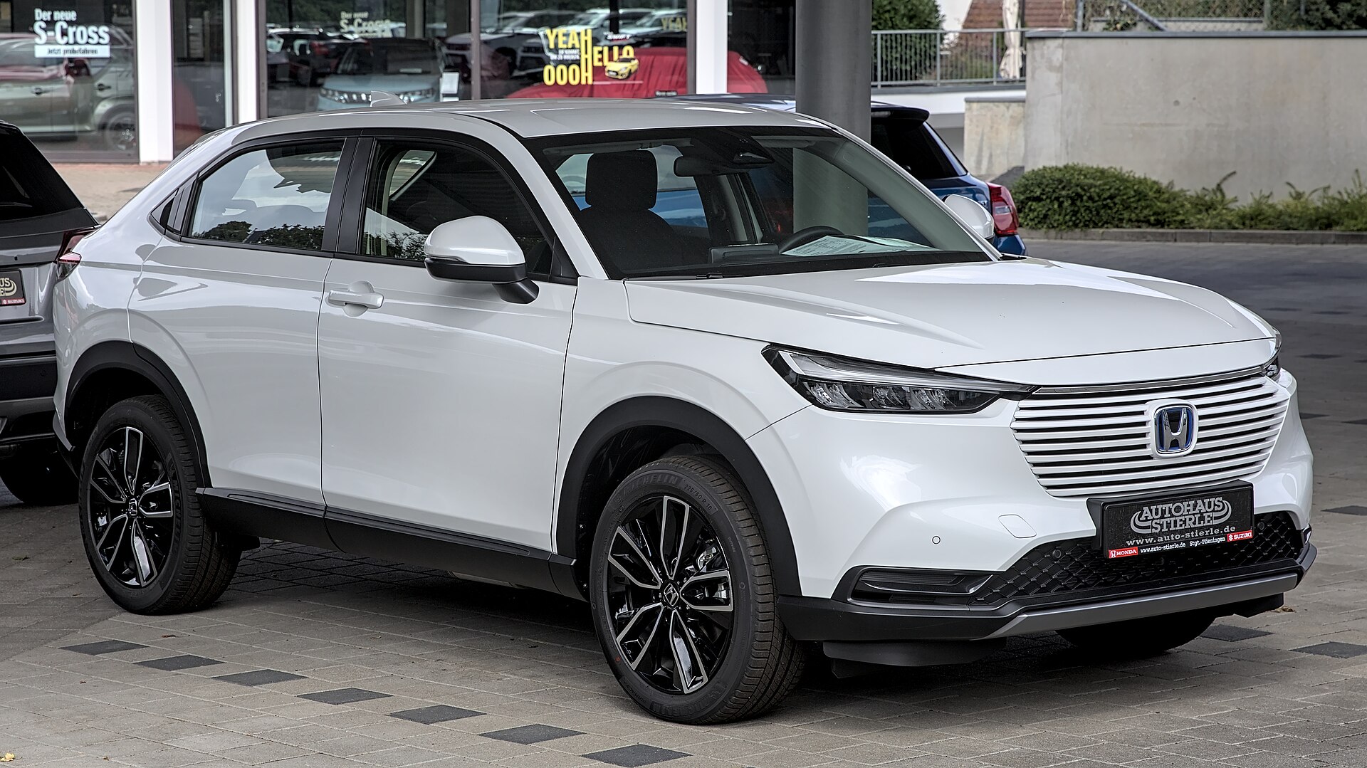 Üçüncü nesil Honda HR-V e:HEV önden üç çeyrek görünüş