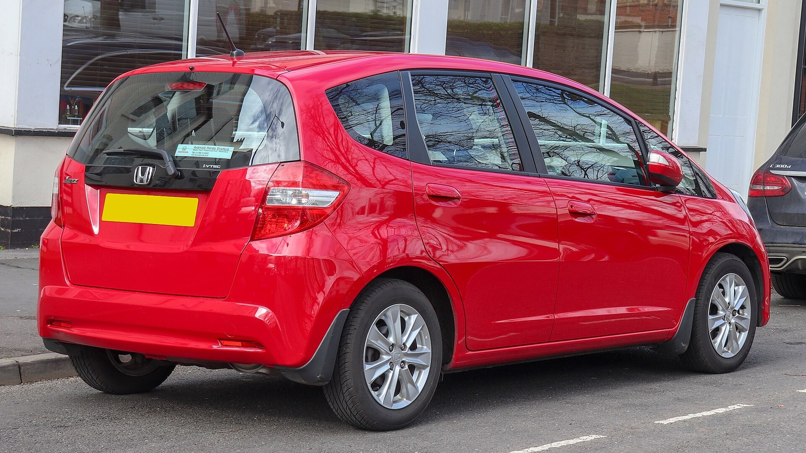 Kırmızı Honda Jazz GE arka ve yan görünüm