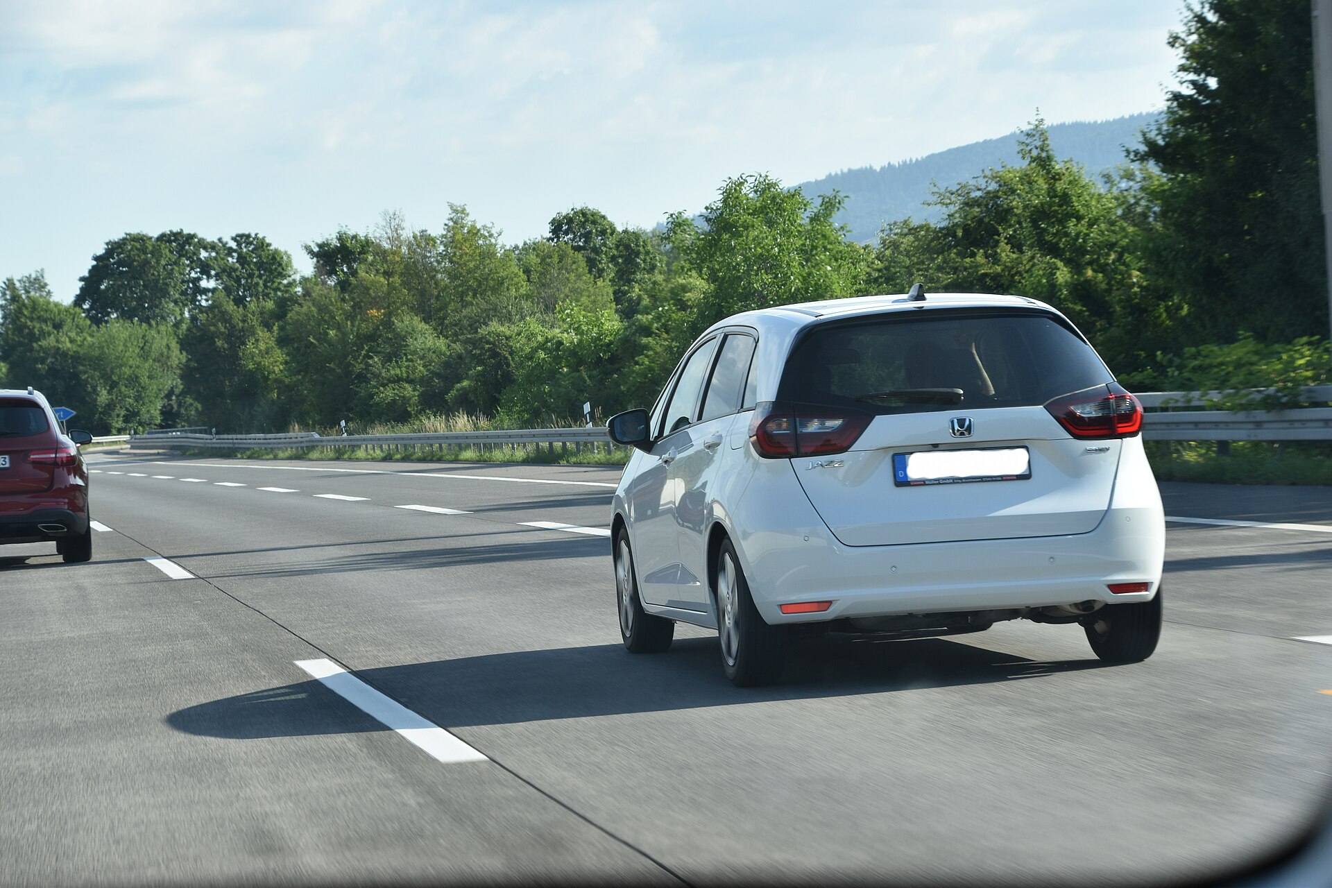 Honda Jazz e:HEV yan ve arka gövde görünümü