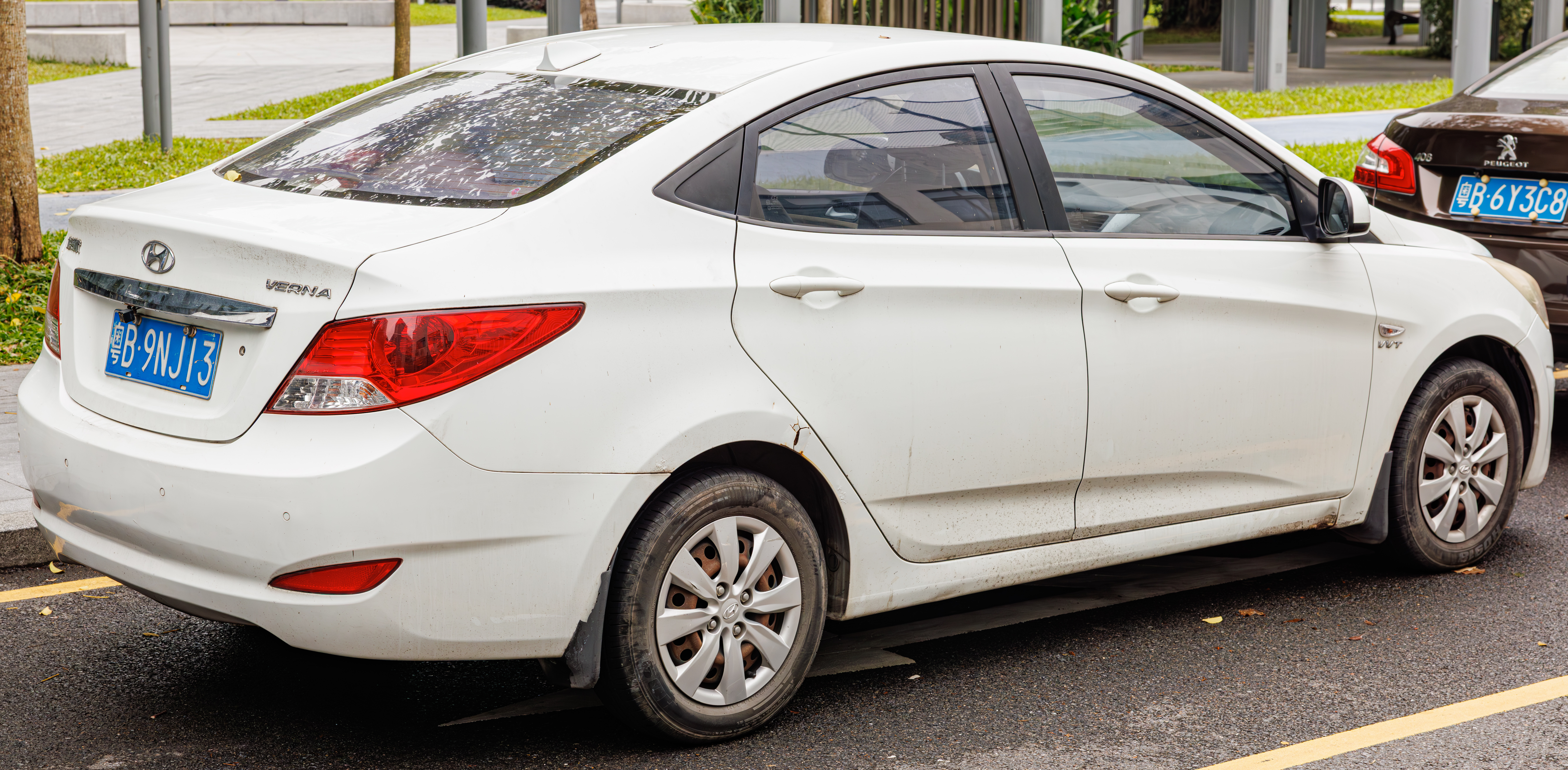 Hyundai Accent Blue iç mekân ve vites konsolu