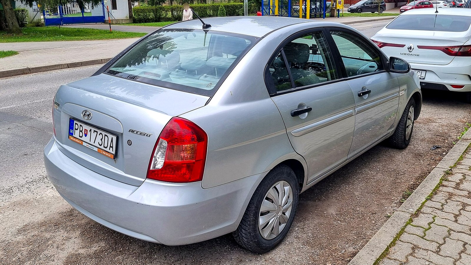 Gümüş Hyundai Accent Era arka ve yan görünüm