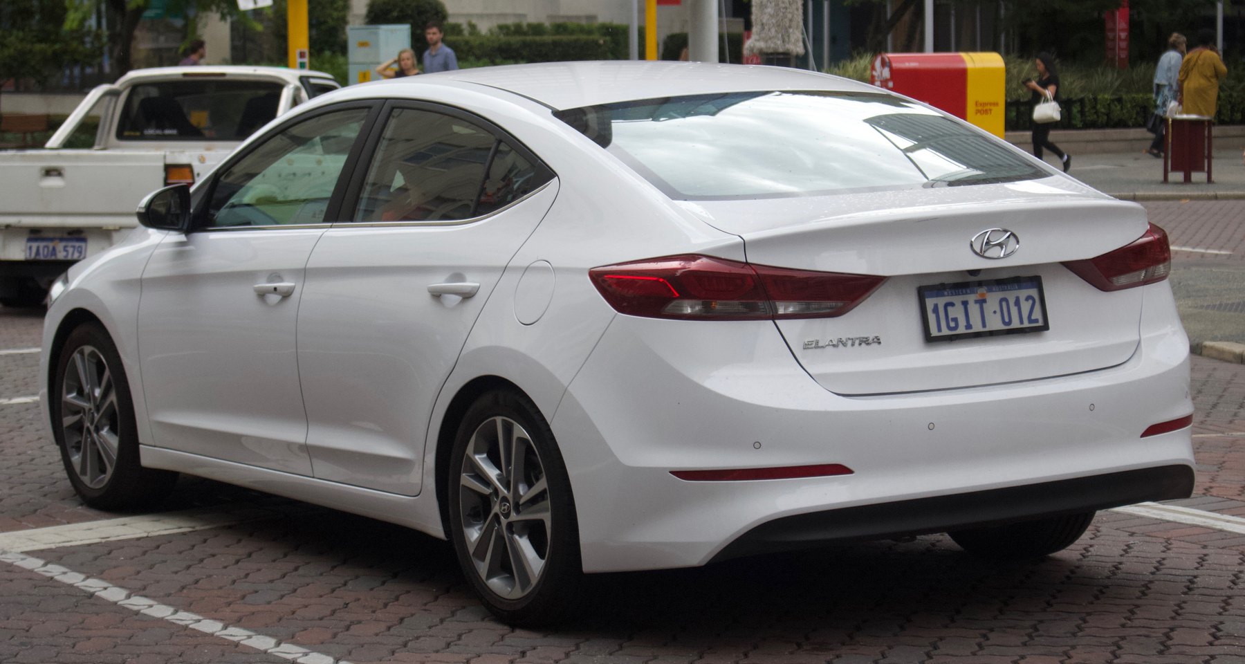 Hyundai Elantra AD arka üç çeyrek görünüm
