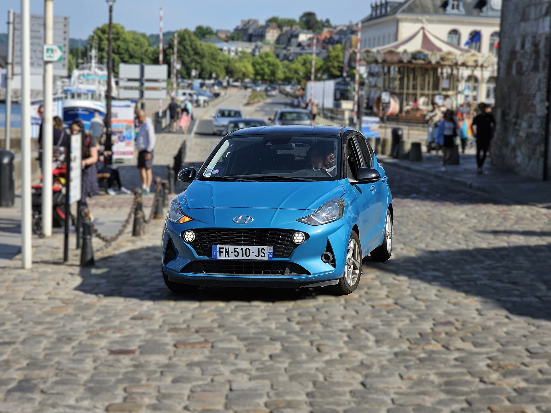 Mavi Hyundai i10 AC3 şehir içinde önden görünüm