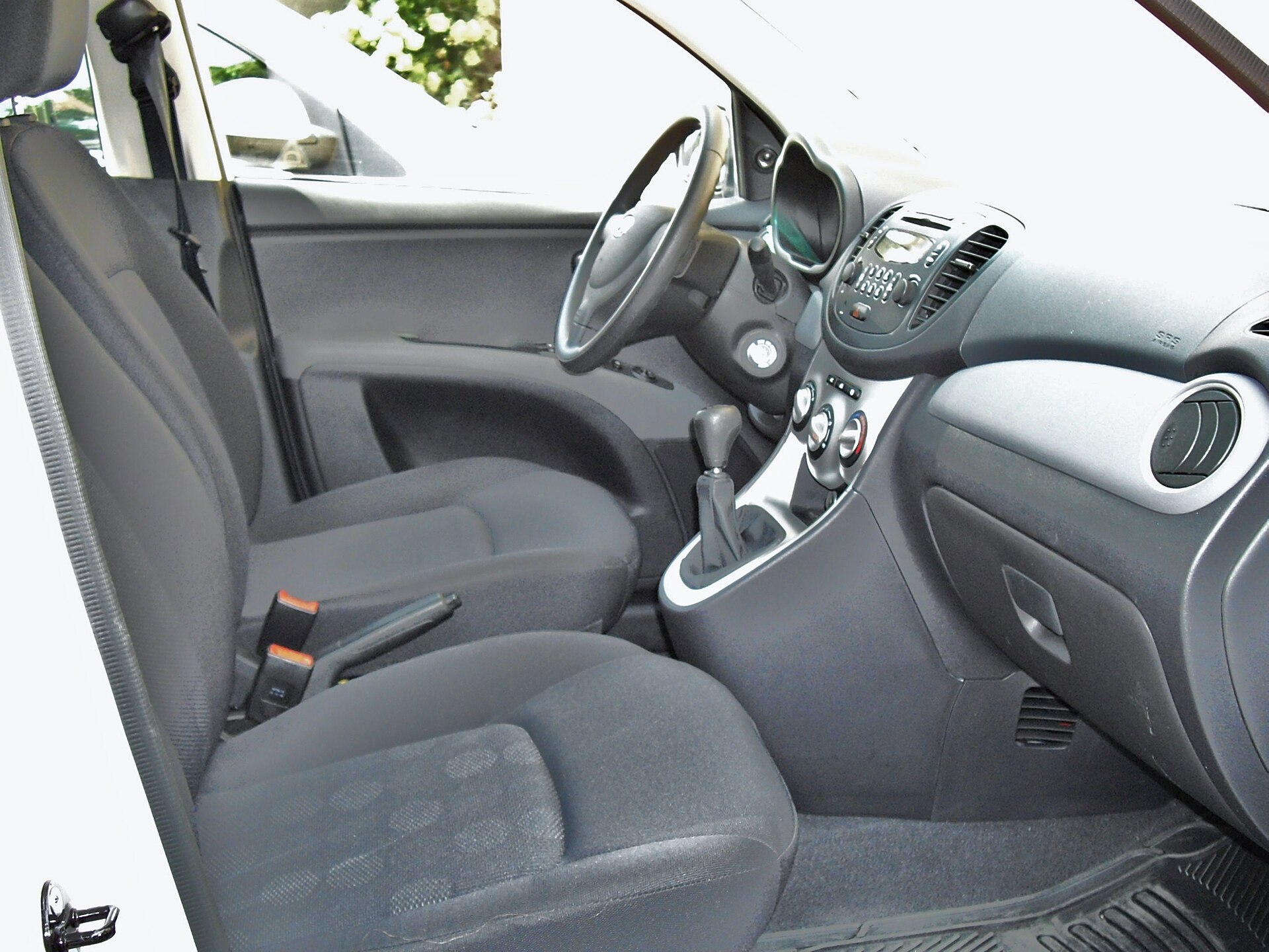 İlk nesil Hyundai i10 PA iç mekânı, sağdan direksiyonlu dış pazar örneği