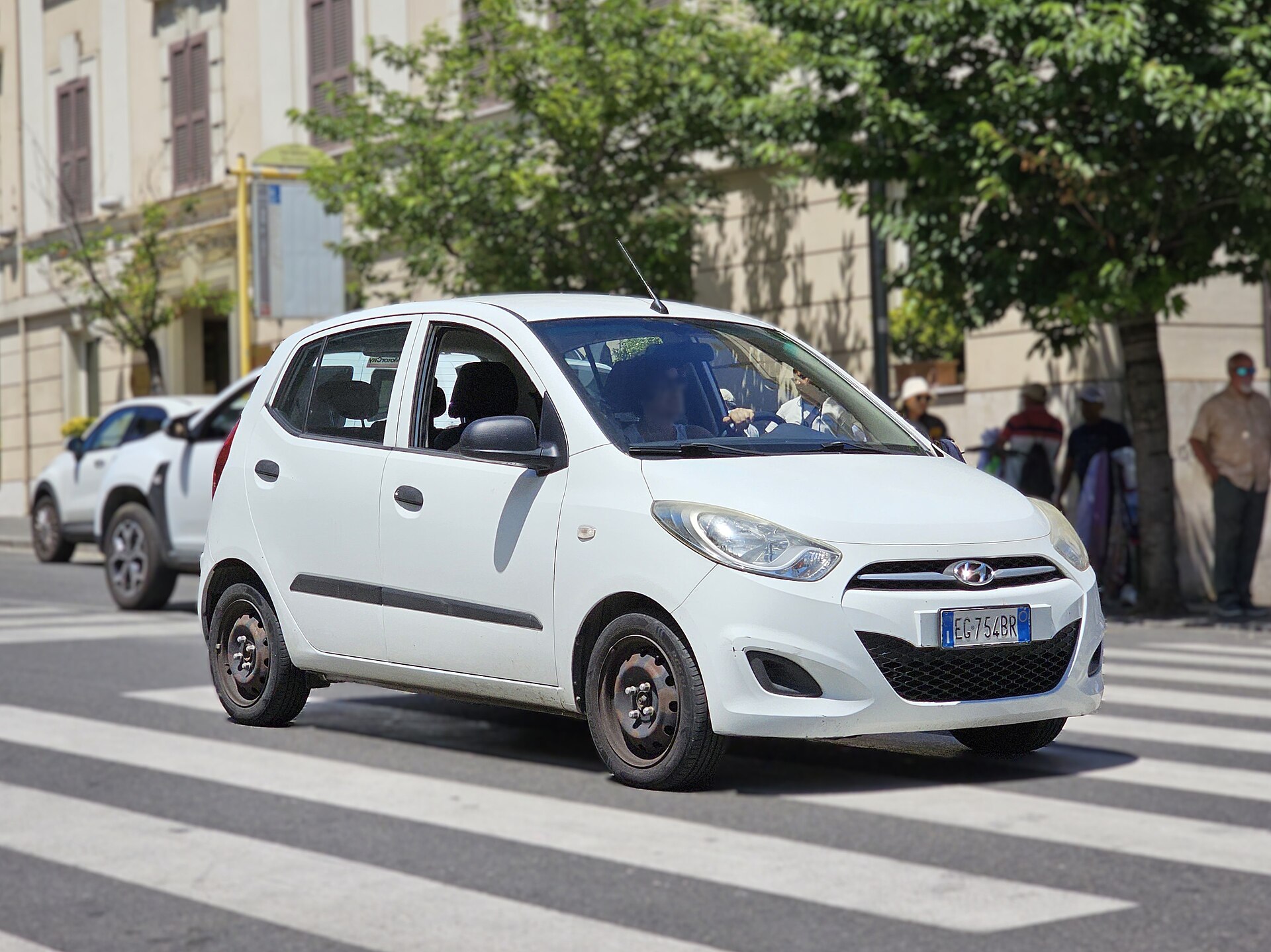 Makyajlı ilk nesil Hyundai i10 PA beyaz ön üç çeyrek görünümü