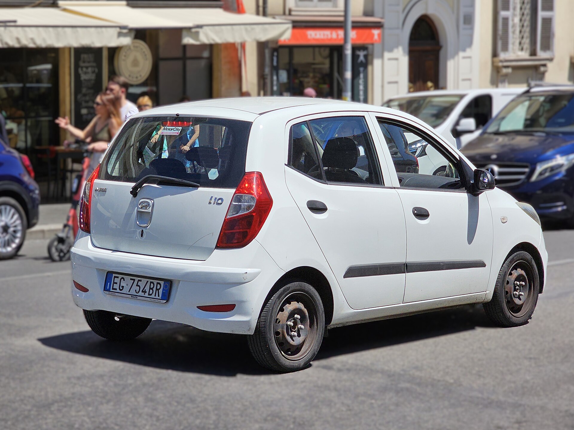 Makyajlı Hyundai i10 PA beyaz arka yan görünümü