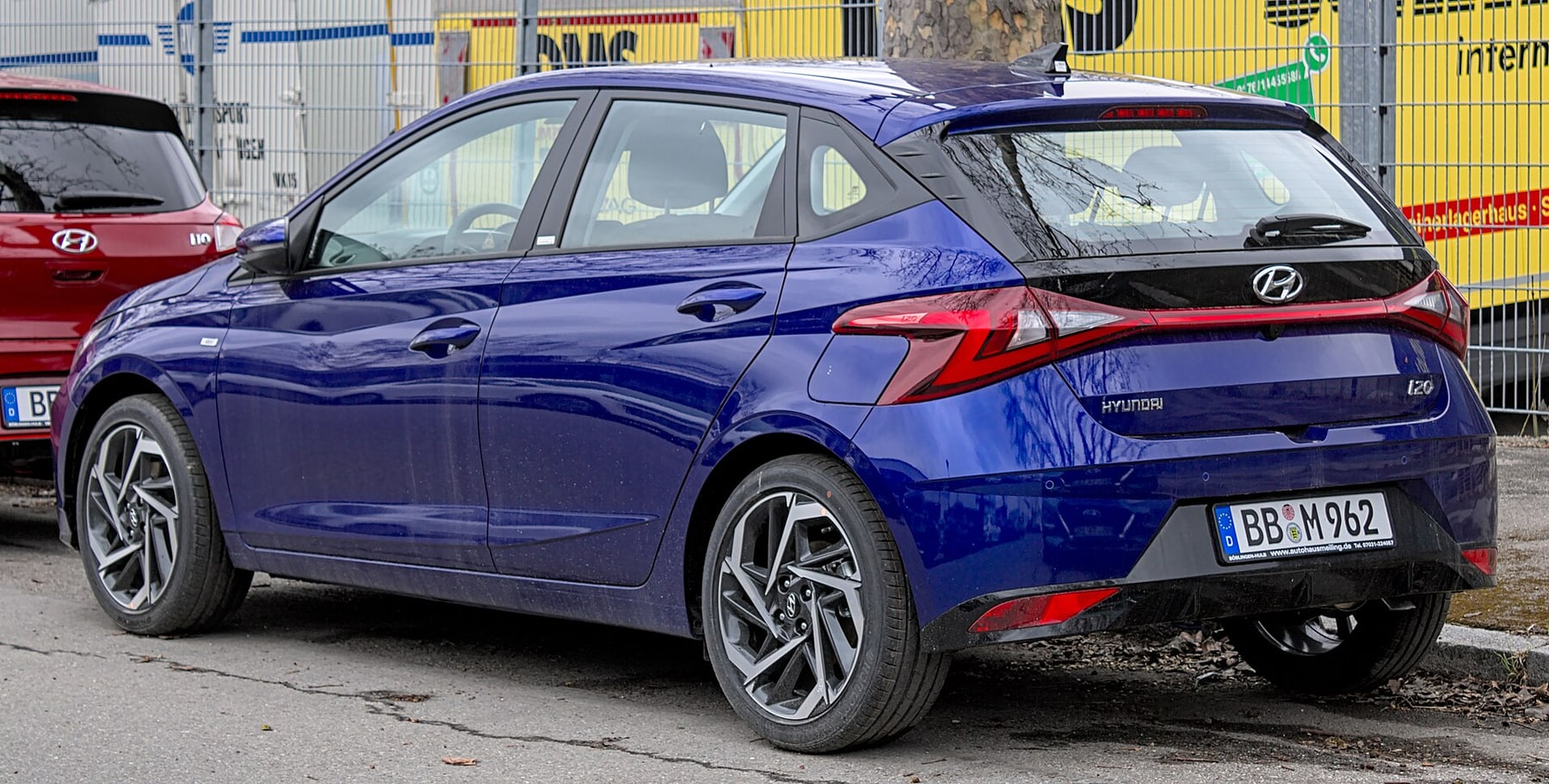 Hyundai i20 BC3 mavi aracın arka-yan görünümü