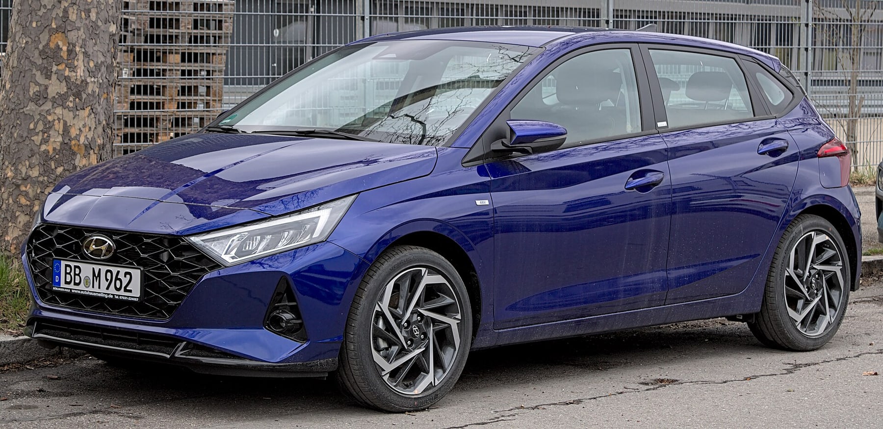 Hyundai i20 BC3 mavi aracın ön ve yan profili