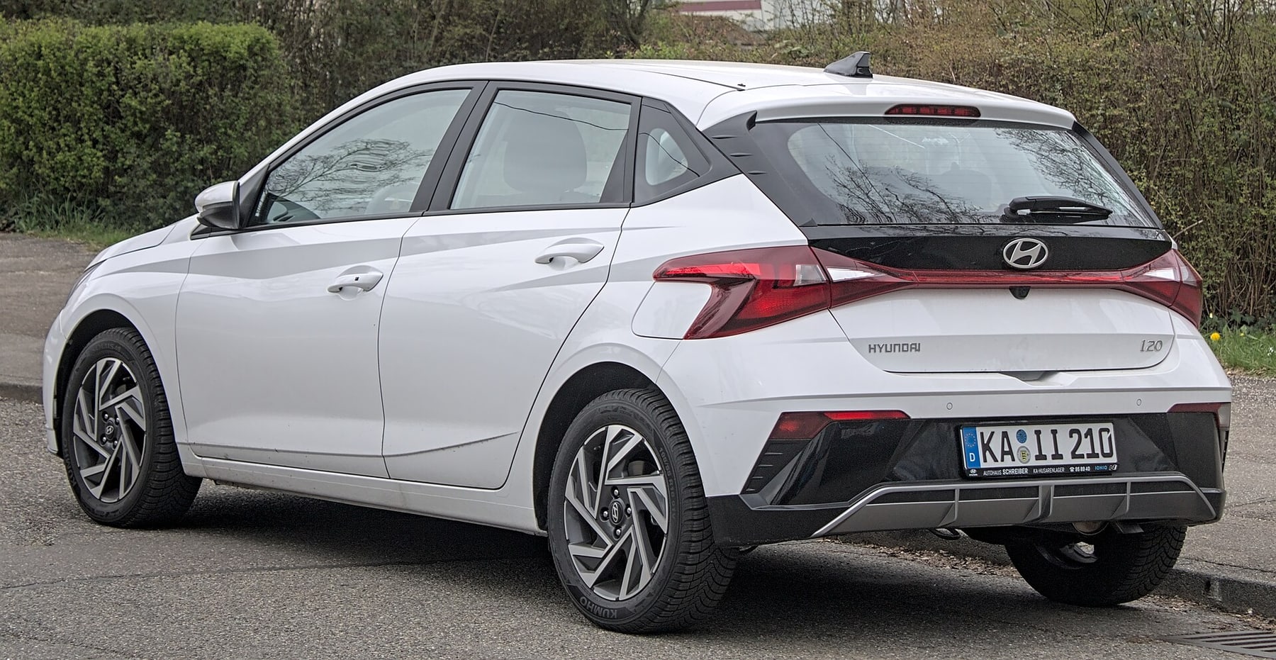 Makyajlı Hyundai i20 BC3 beyaz aracın arka-yan görünümü