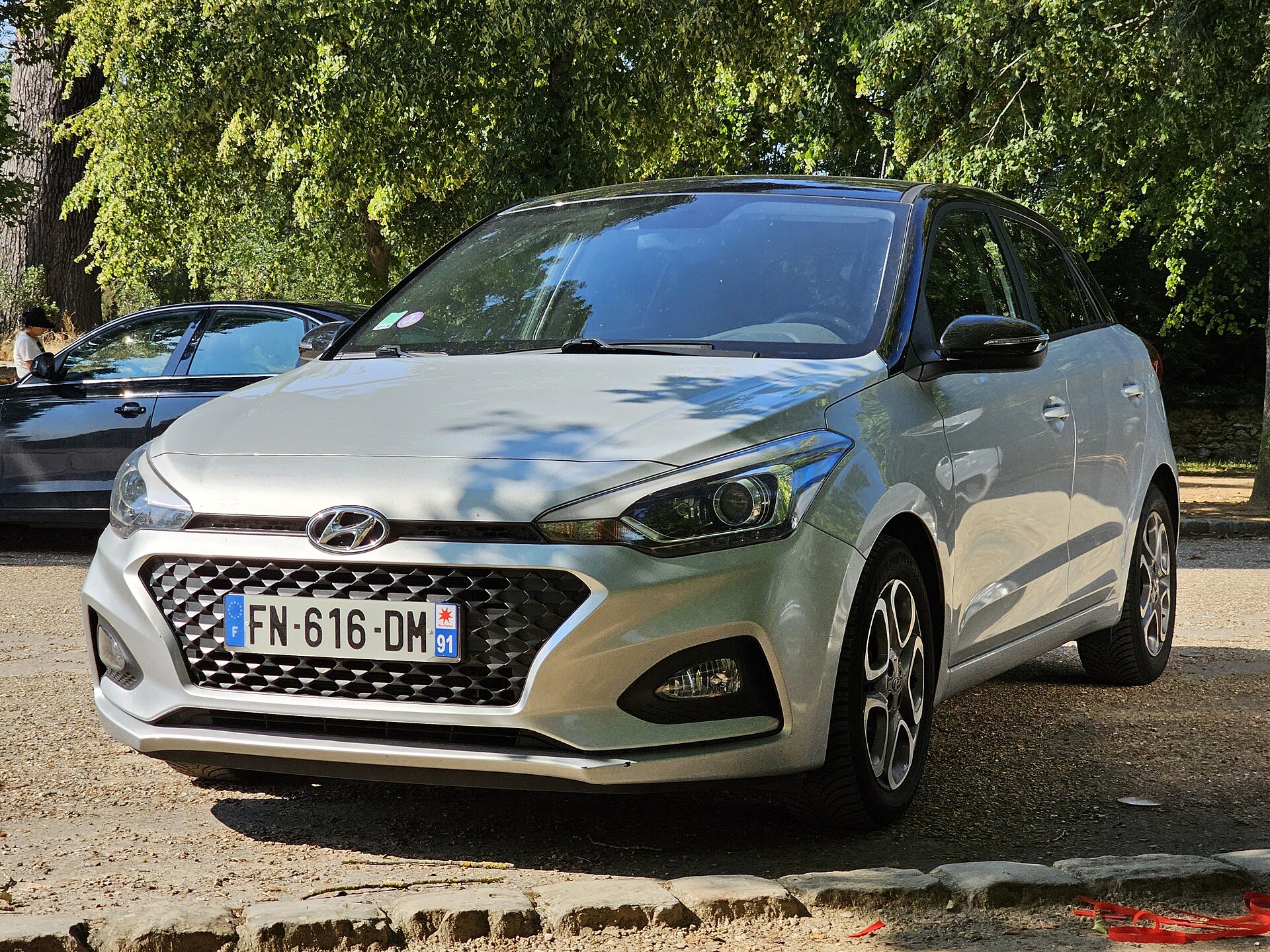 Makyajlı Hyundai i20 GB arka üç çeyrek görünüm