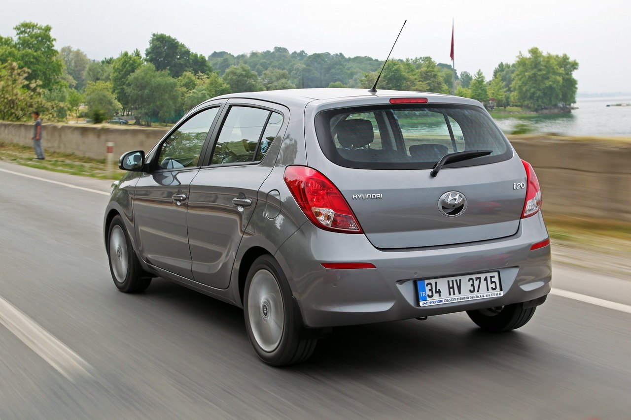 Makyajlı Hyundai i20 PB Türkiye üretimi arka görünüm