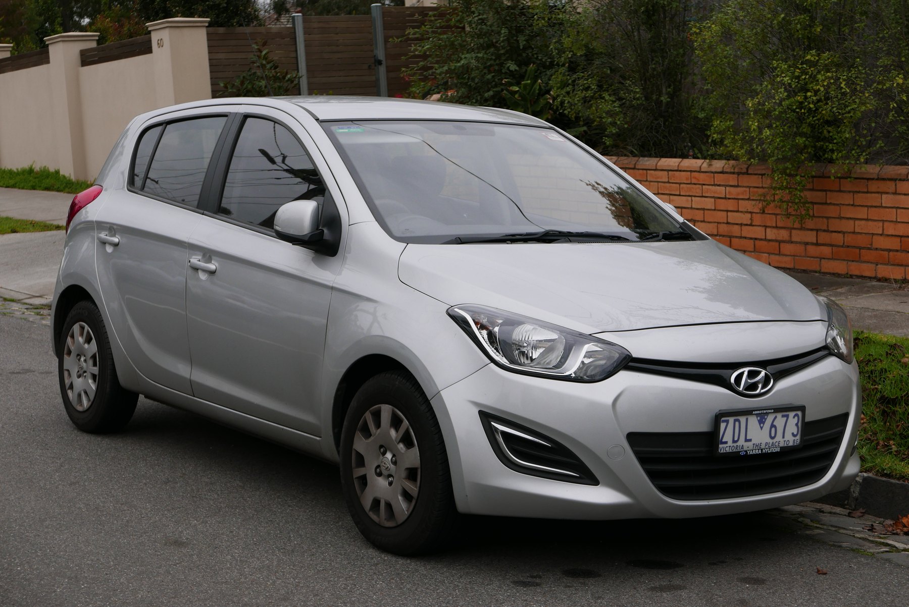 Makyajlı Hyundai i20 PB yan ve ön görünüm