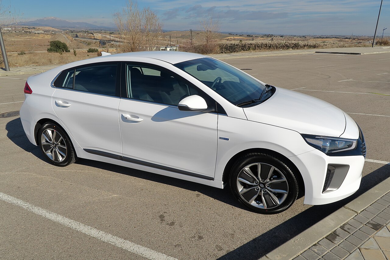 Hyundai Ioniq Hybrid yandan gövde görünümü