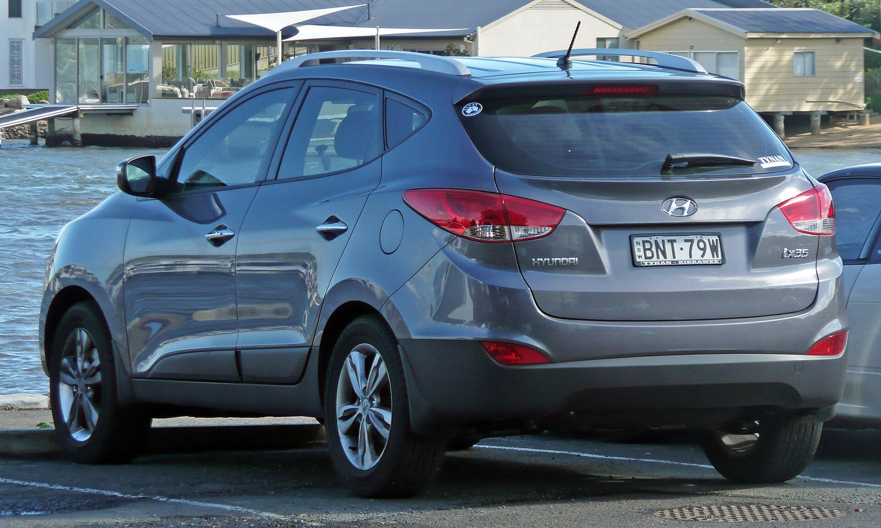 Hyundai ix35 yandan ve arkadan görünüm