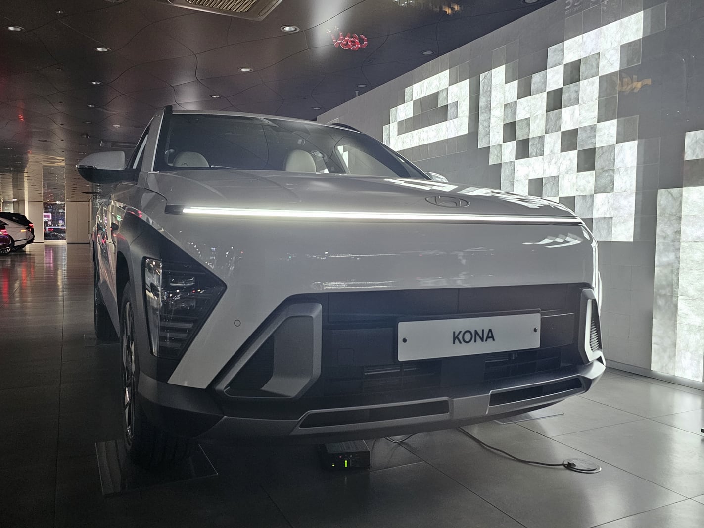 Beyaz Hyundai Kona SX2 Hybrid önden