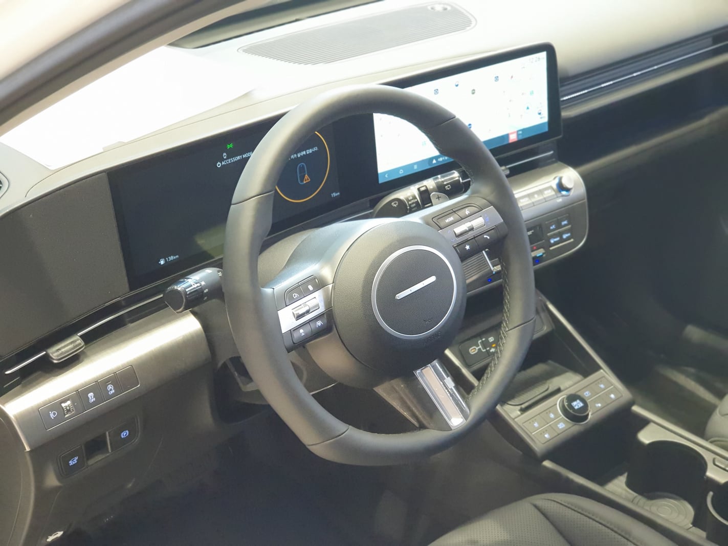Hyundai Kona SX2 dijital kokpit ve direksiyon