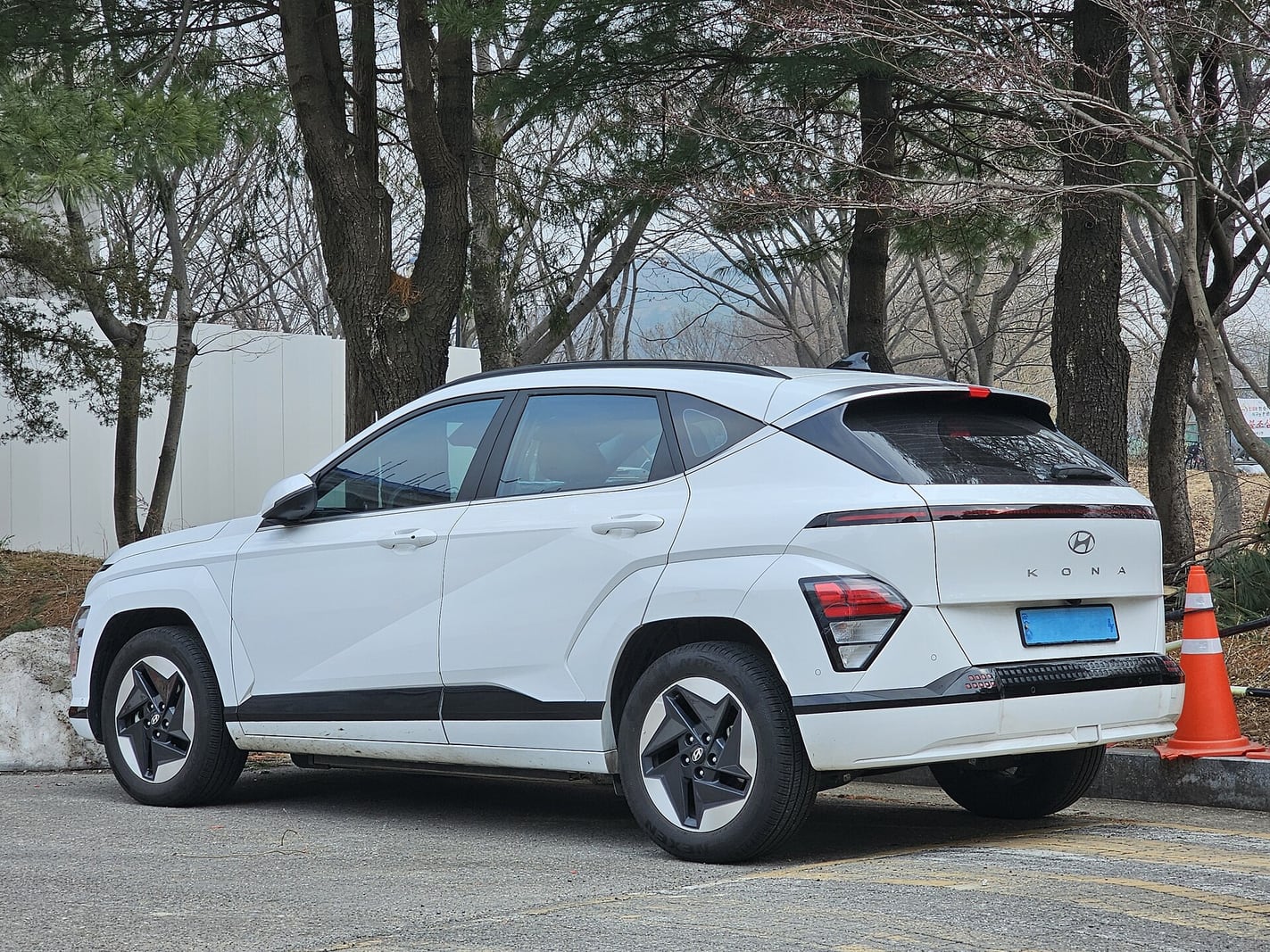 Beyaz Hyundai Kona Electric SX2 arkadan görünüm