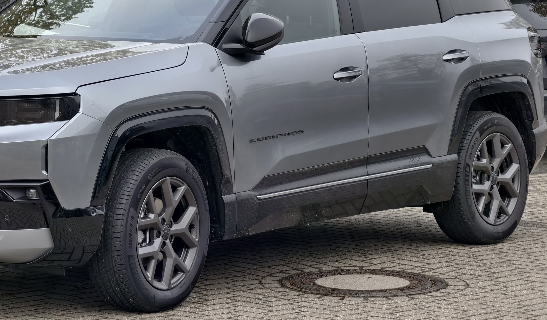 Jeep Compass e-Hybrid yan gövde jant ve çamurluk detay kırpımı