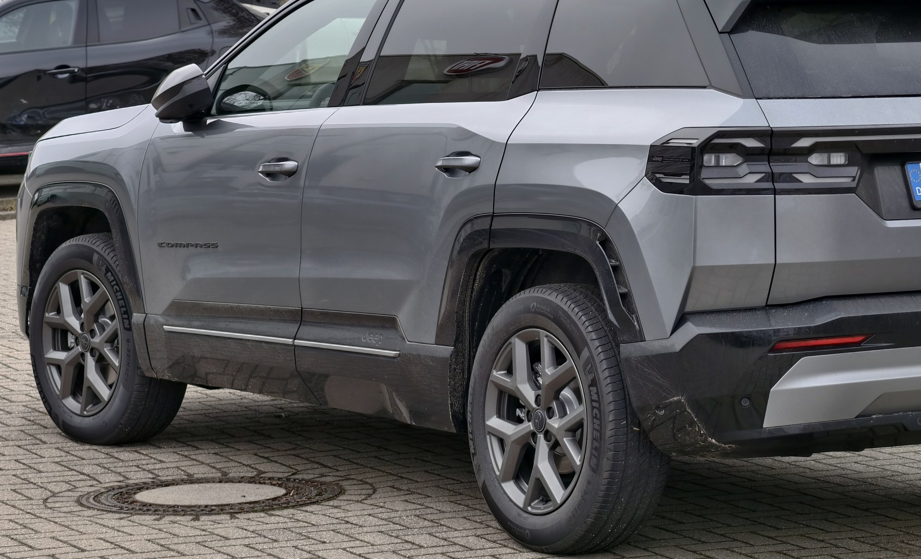 Jeep Compass e-Hybrid arka çamurluk ve gövde detay kırpımı