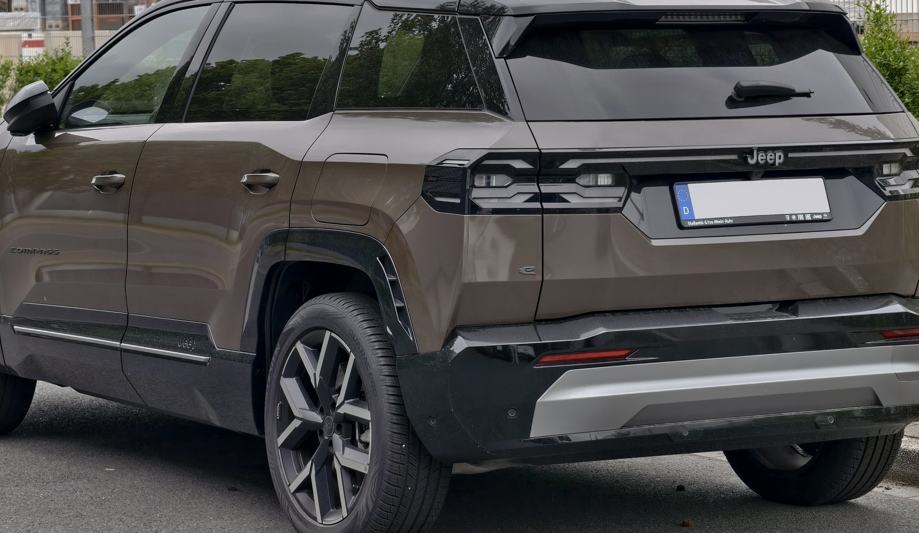 Jeep Compass Summit arka lamba ve bagaj kapağı detay kırpımı