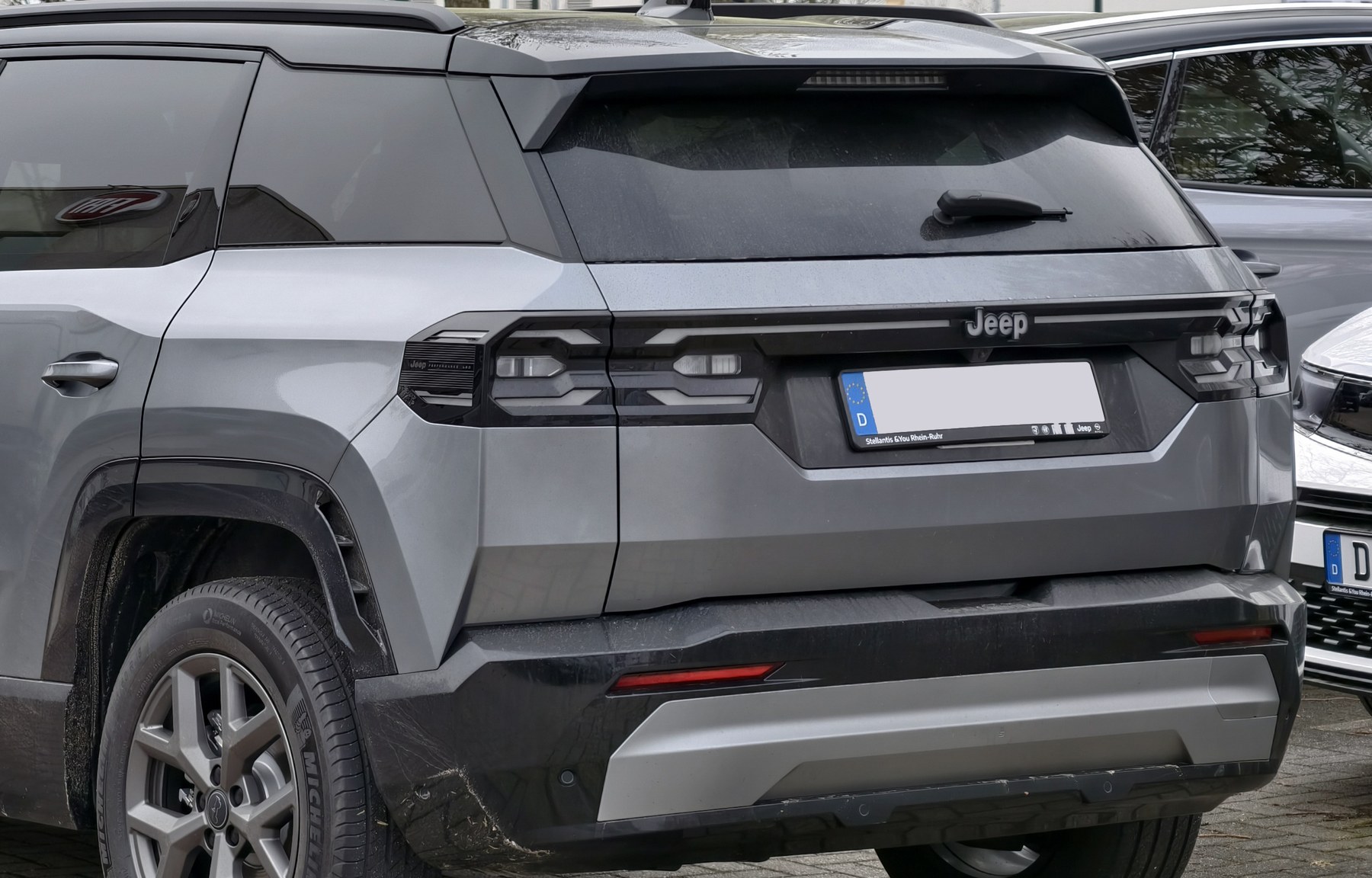 Jeep Compass e-Hybrid arka lamba kamera ve tampon detay kırpımı
