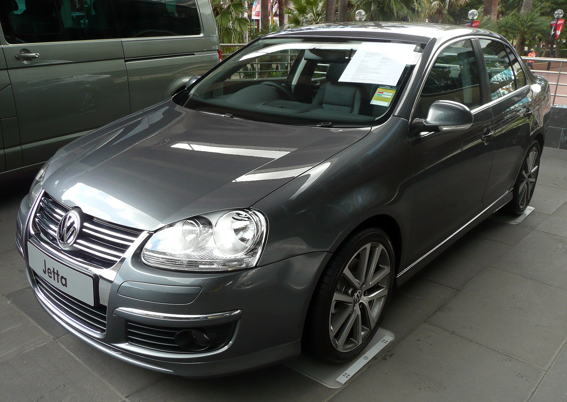 Volkswagen Jetta V sedanın farklı açıdan görünüşü