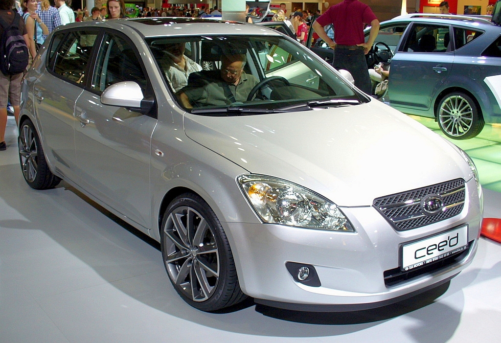 İlk nesil Kia cee’d ED hatchback ön-yan görünüş