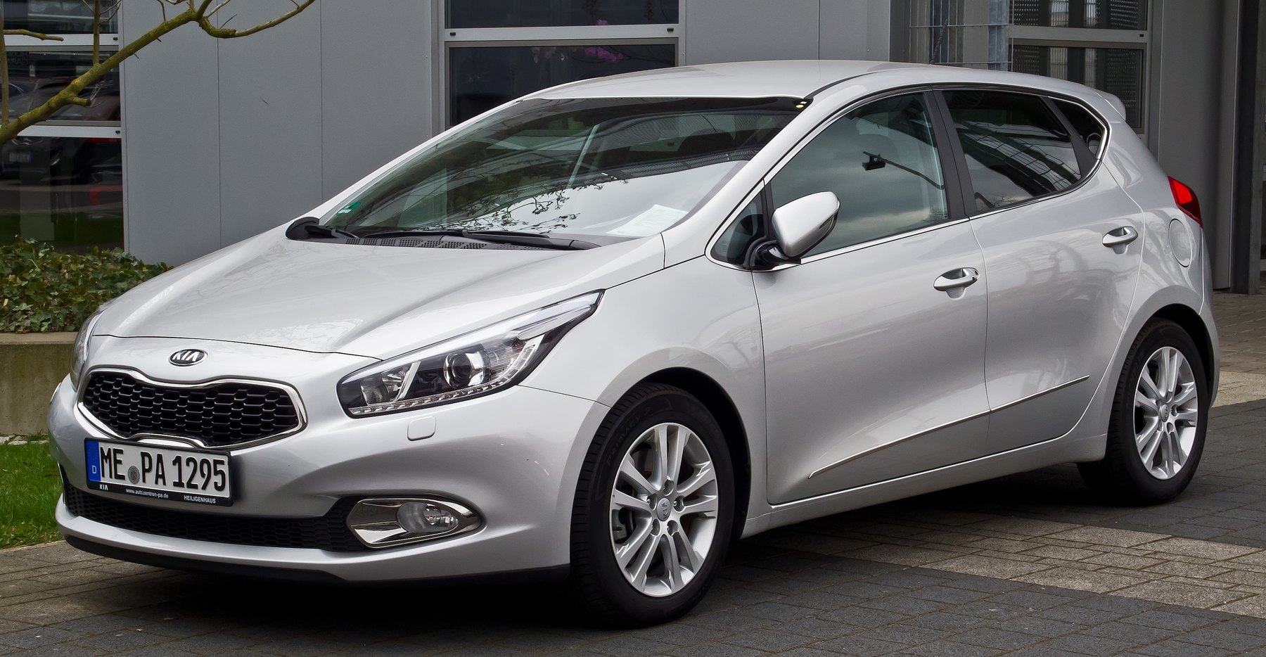 Kia Ceed JD hatchback önden görünüm
