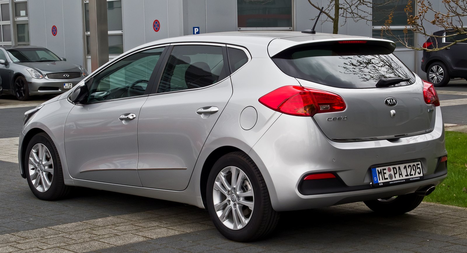 Kia Ceed JD hatchback arka ve yan görünüm