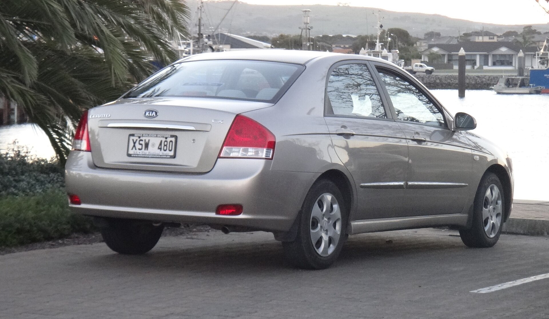 Makyaj dönemindeki Kia Cerato LD sedan arka üç çeyrek görünüm