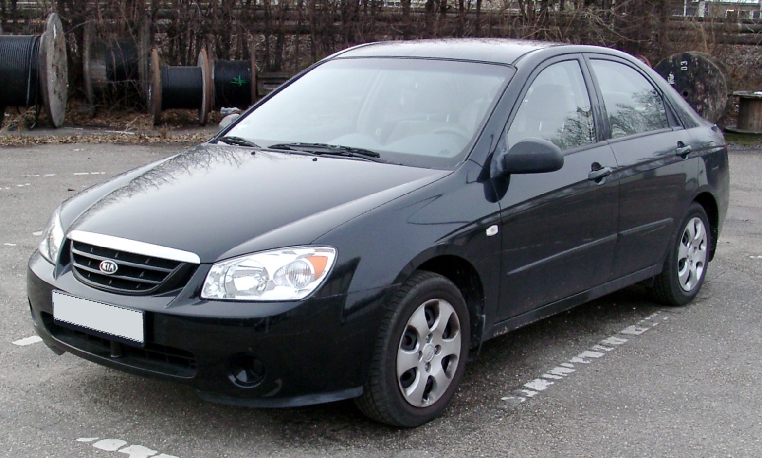 İlk nesil Kia Cerato LD sedan önden üç çeyrek görünüm
