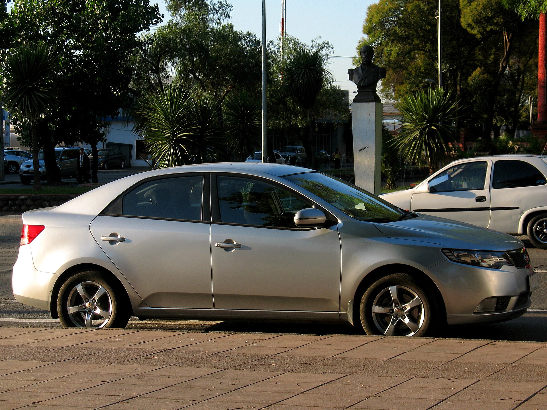 Kia Cerato TD sedan arka ve yan görünüm
