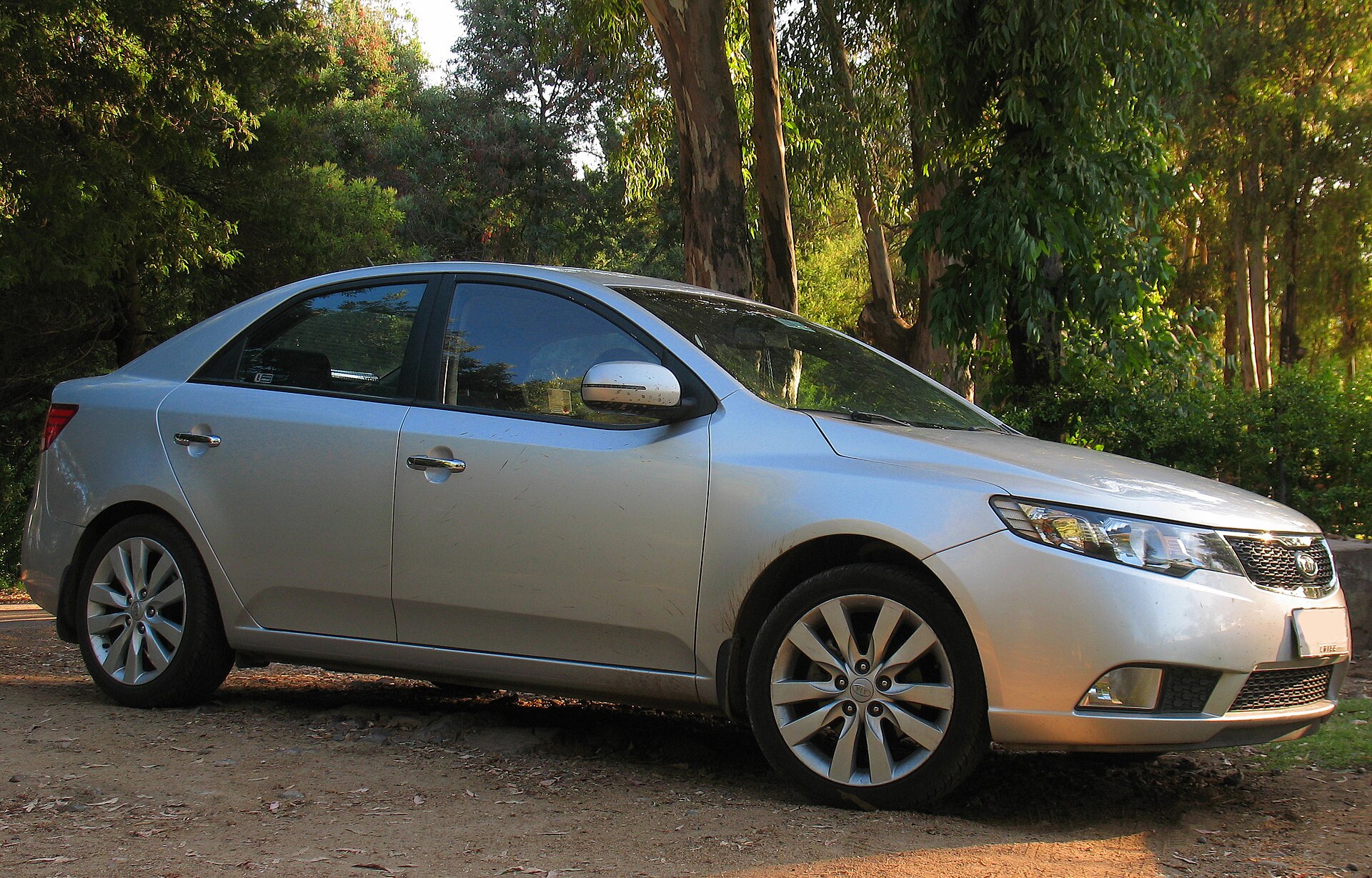 Kia Cerato TD sedan yan ve arka açı