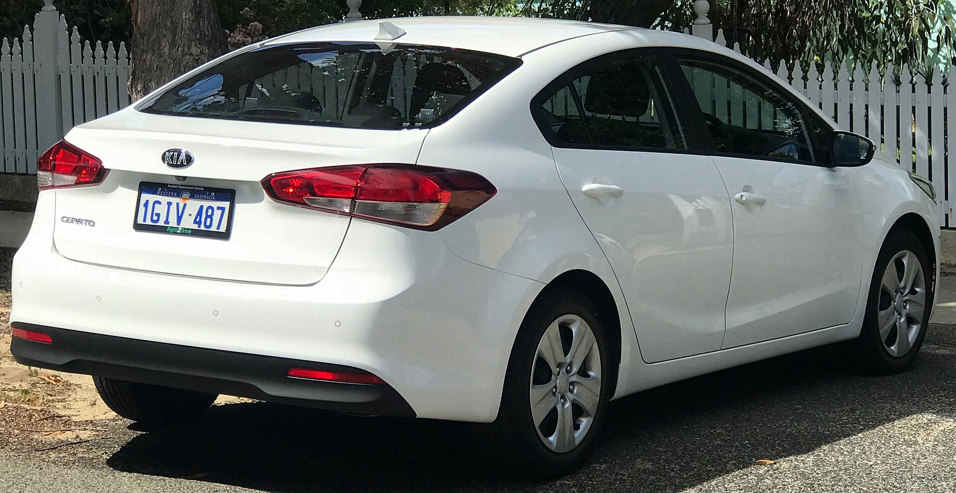 2017 Kia Cerato YD sedan arka ve yan görünüm