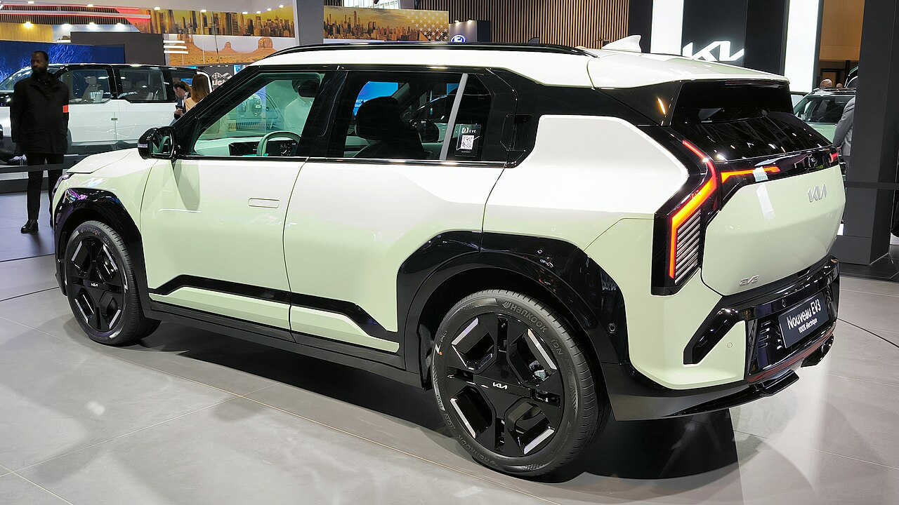 Kia EV3 sergi alanında arka üç çeyrek görünüş