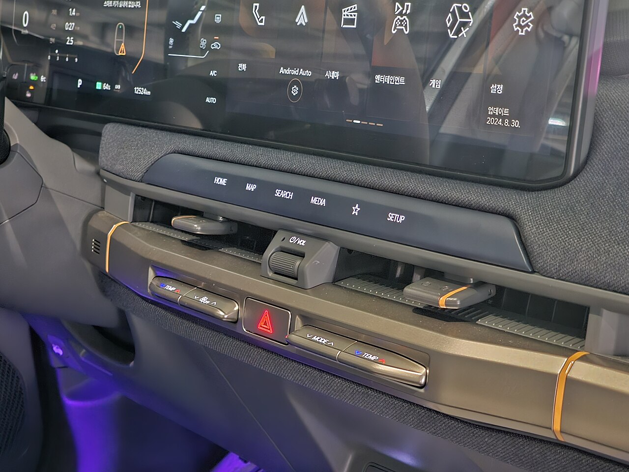 Kia EV3 multimedya ve klima paneli yakın plan