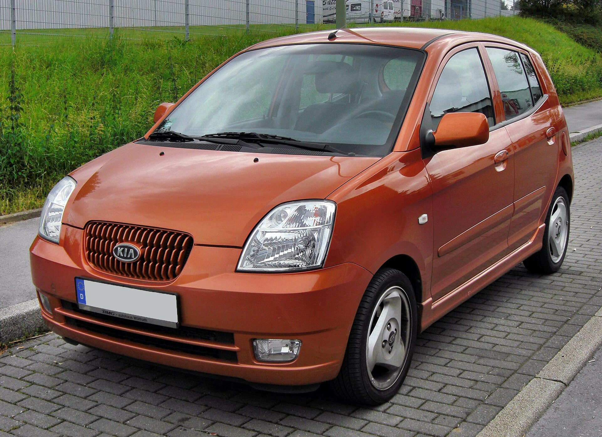 Kia Picanto ilk nesil makyajlı gövde turuncu ön görünüm