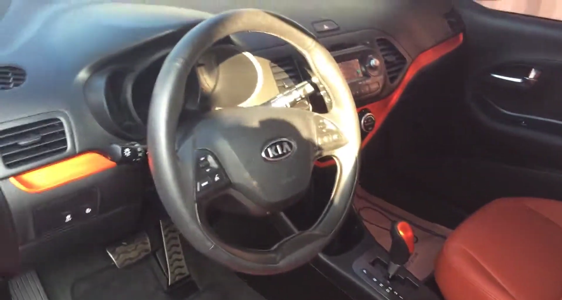 Kia Picanto TA iç mekânı ve otomatik vites kolu