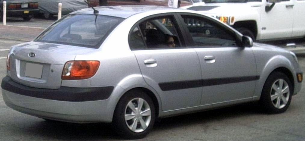Kia Rio JB sedanın arka üç çeyrek görünümü