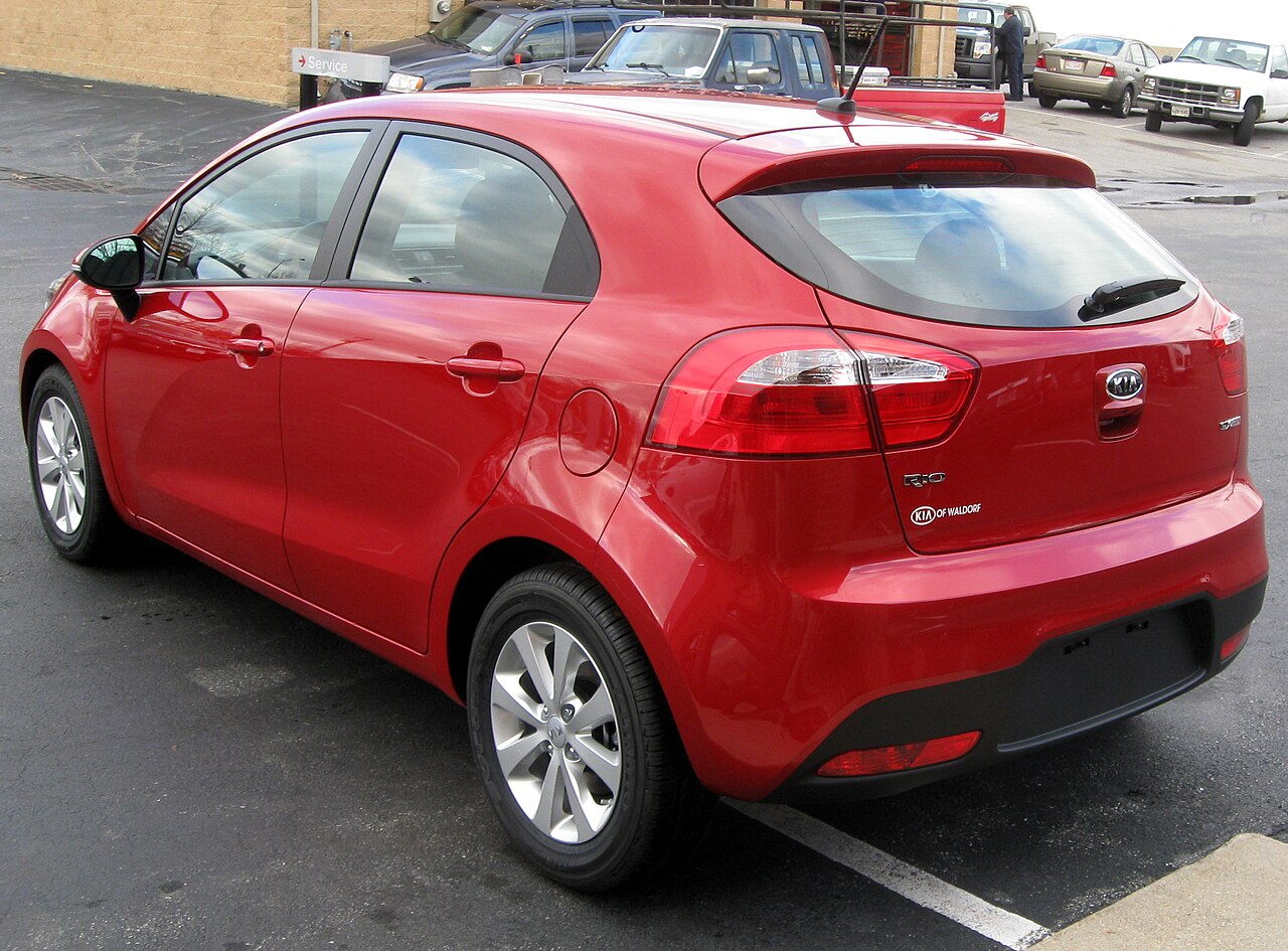 Kia Rio UB hatchback ön ve yan görünüm