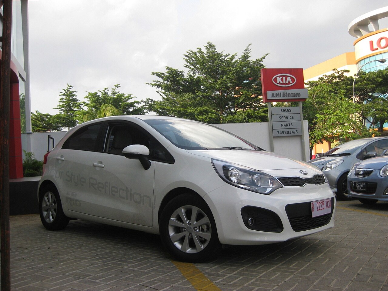 Kia Rio UB beyaz gövde, arka ve yan görünüm