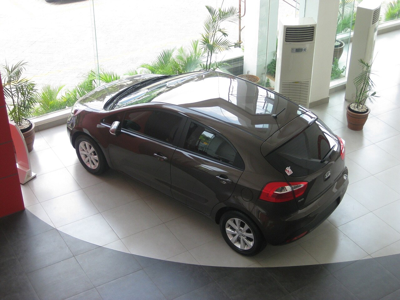Kia Rio UB kahverengi arka yan görünüm