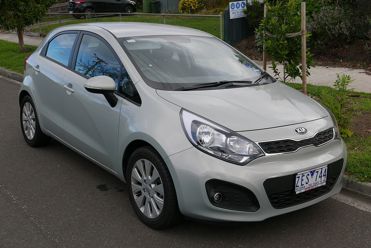 2012 makyaj öncesi Kia Rio UB beş kapılı hatchback arka görünüm