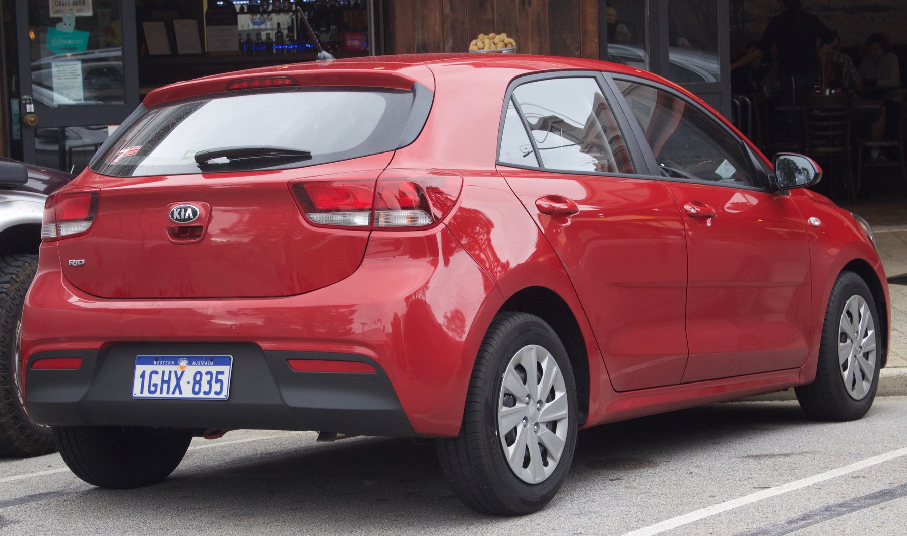 Kia Rio YB arka üç çeyrek görünüm