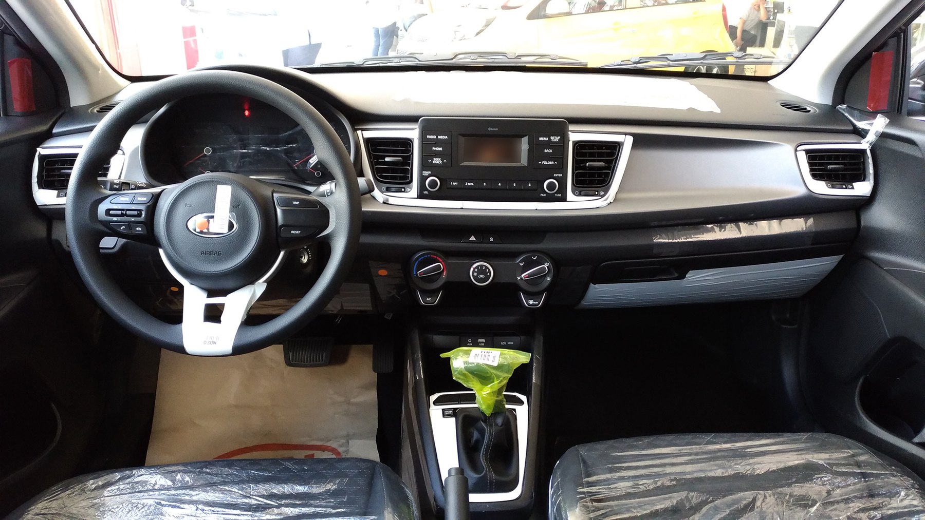 Kia Rio YB iç mekân ve otomatik vites